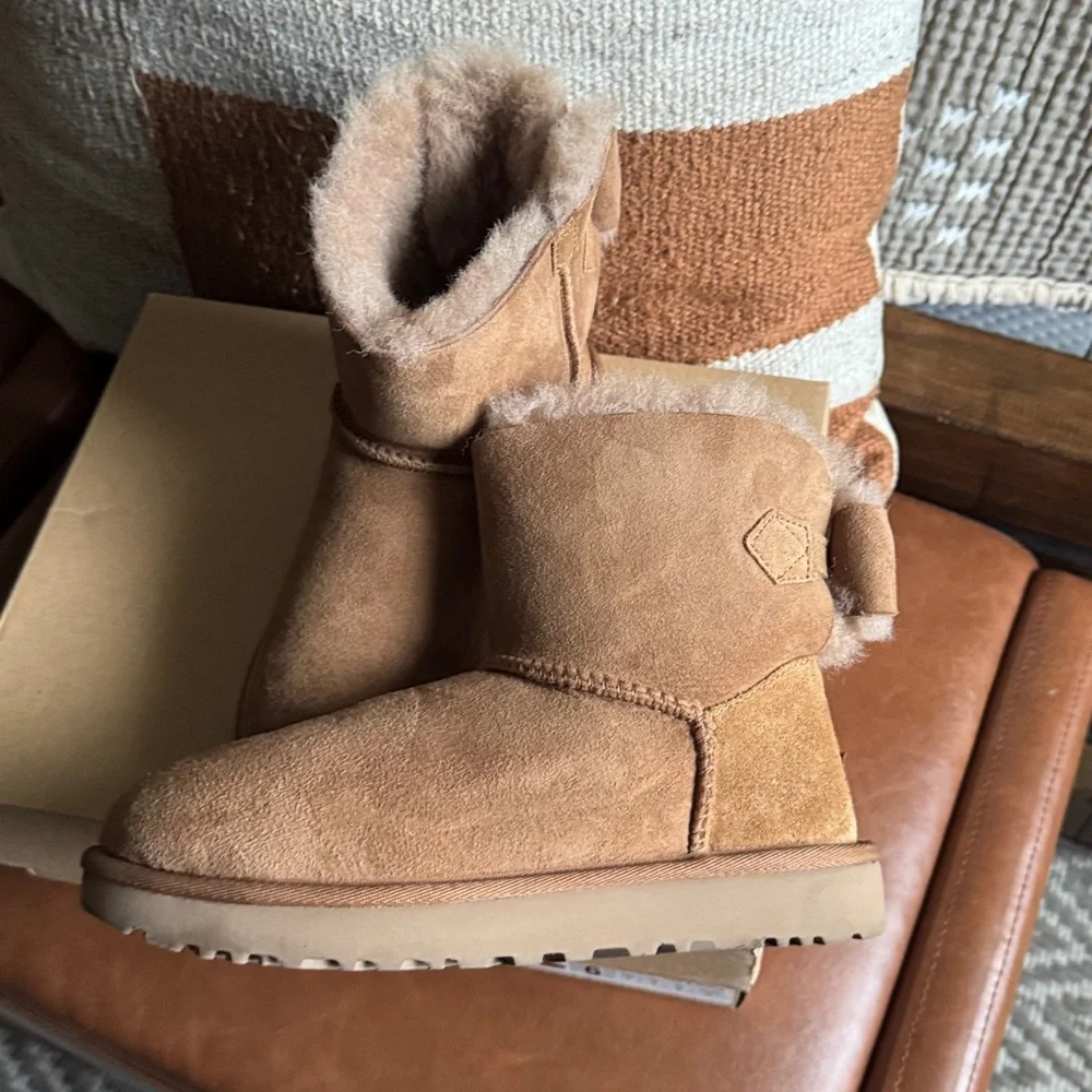 UGG‎ Short Shearling Bow Boots - Chestnut